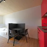 Timber One Boardinghouse מלון דירות