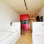 Timber One Boardinghouse מלון דירות דורפן