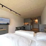 Timber One Boardinghouse מלון דירות דורפן